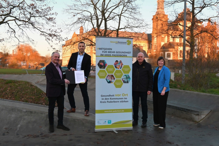 Freuen sich auf die Zusammenarbeit im Rahmen des Projekts „Gesunde Kommune“: v. l. Diethelm Krause (Präsident KSB Paderborn), Burkhard Schwuchow (Bürgermeister der Stadt Büren), Franz Berg (Vorsitzender des Stadtsportverbandes Büren), Lisa Frintrup (Vorstand & Projektmitarbeiterin KSB Paderborn). © Annalena Henke, Stadt Büren